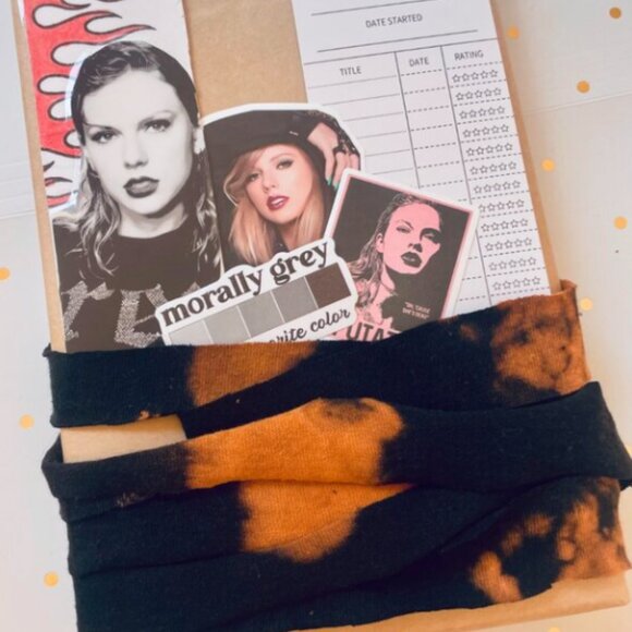 Taylor Swift Blind Date Book: Reputation Era - Picture 4 of 6